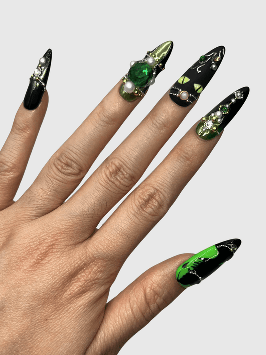 Witch's Familiar press on nails