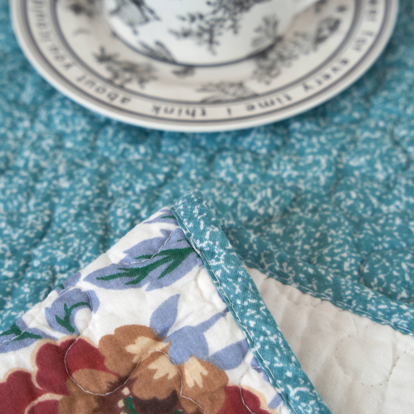 Tache Cotton Patchwork Old World Garden Pastel Blue Yellow Red Hummingbirds Quilted Throw Blanket (JHW-936)