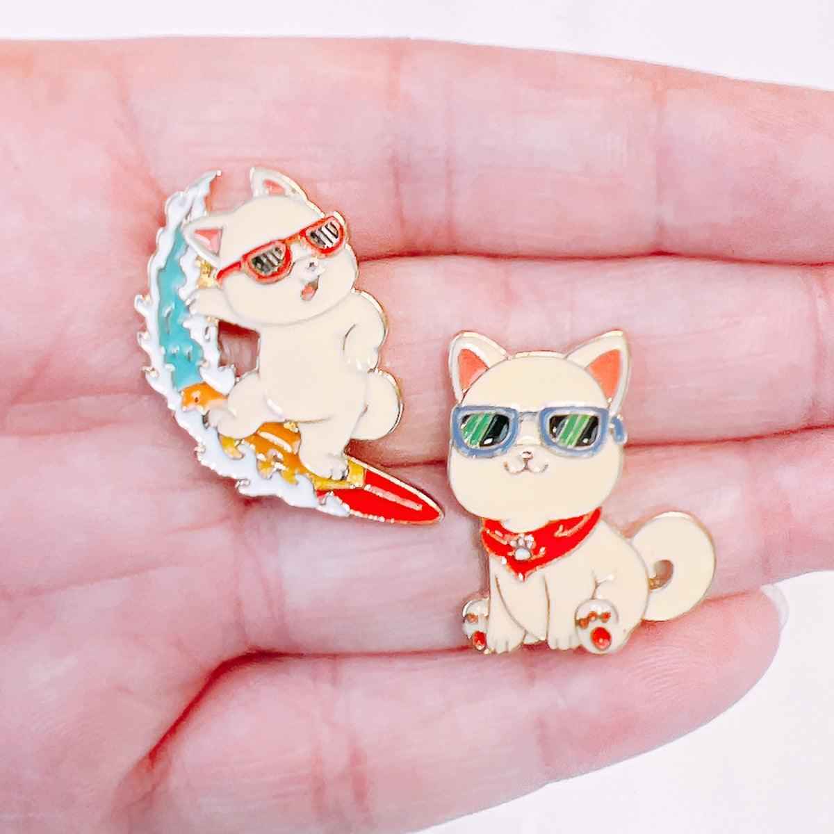 Elegant Kishu Inu Dog Lapel Pin – Japan-Inspired Fashion Accessory